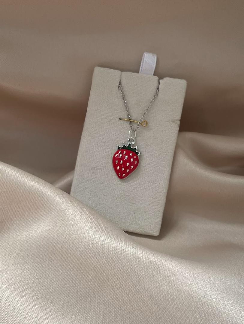 گردنبند زنانه استیل طرح توت فرنگی