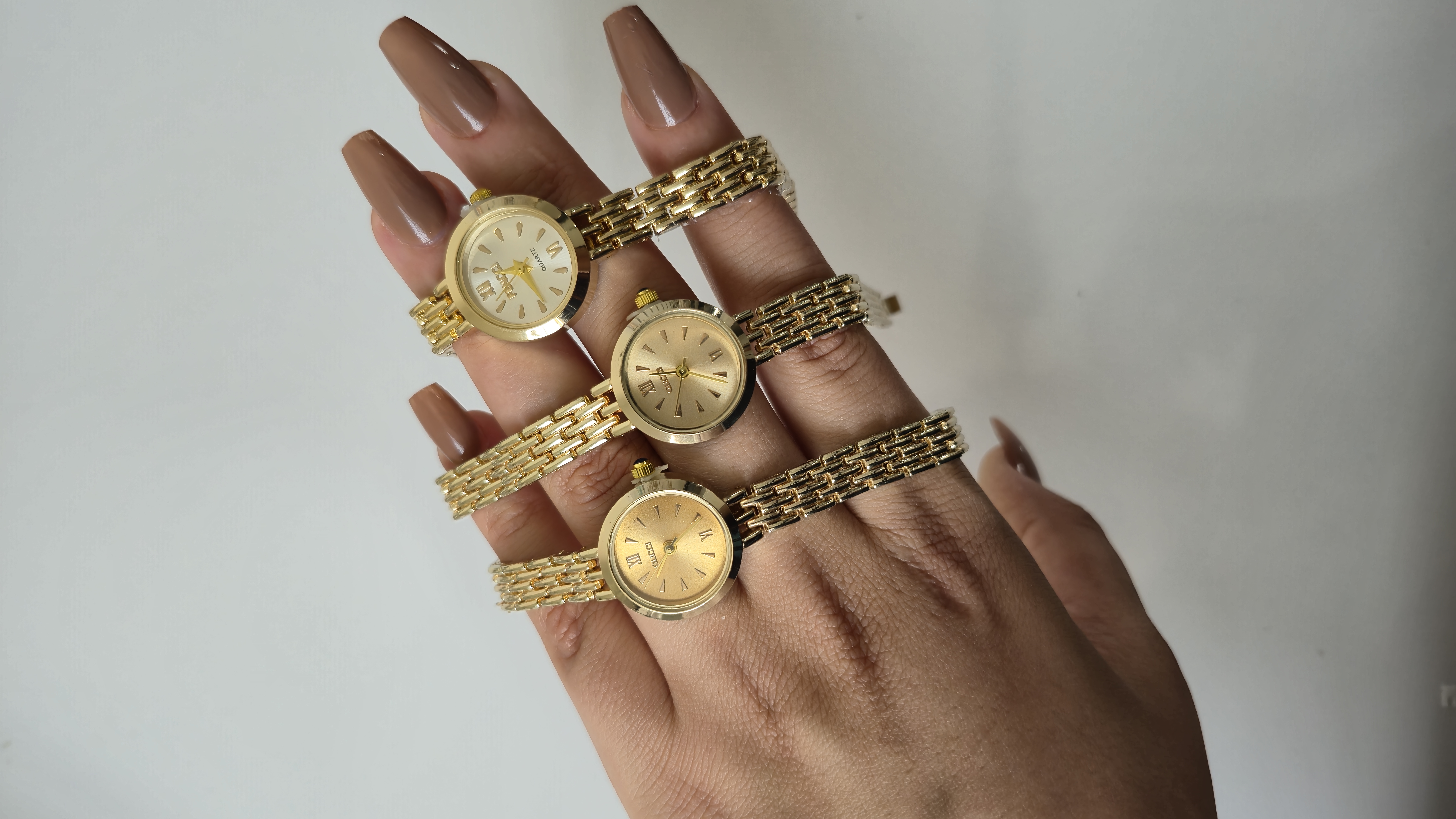 ساعت زنانه فنسی طلایی شیک و زیبا