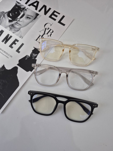 عینک بلوکات اسپورت مدل مربعی و ترند مناسب خانم ها و آقایان